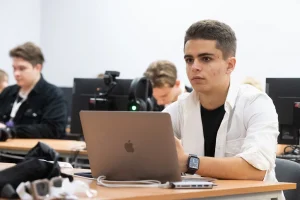специалист по социальным сетям
